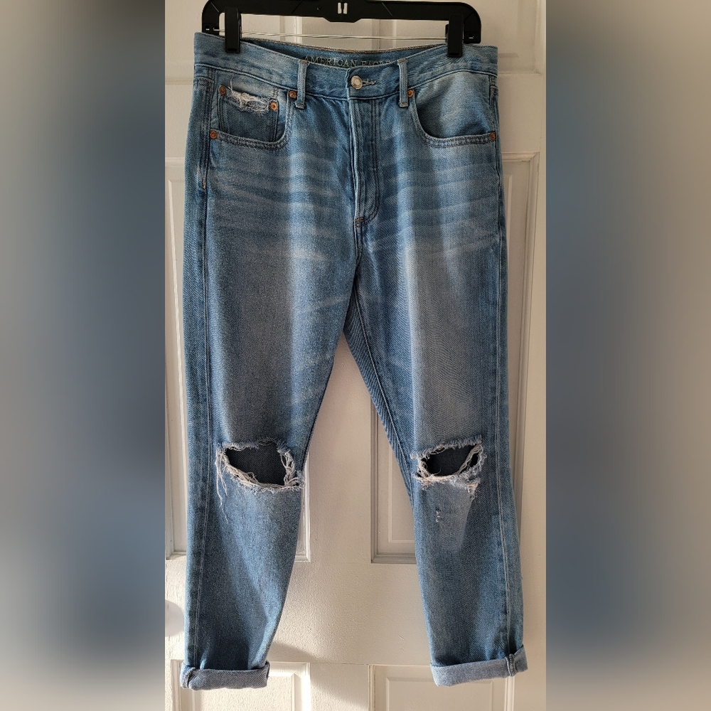 American Eagle Hi-Rise Girlfriend Ripped Jeans. Size 6